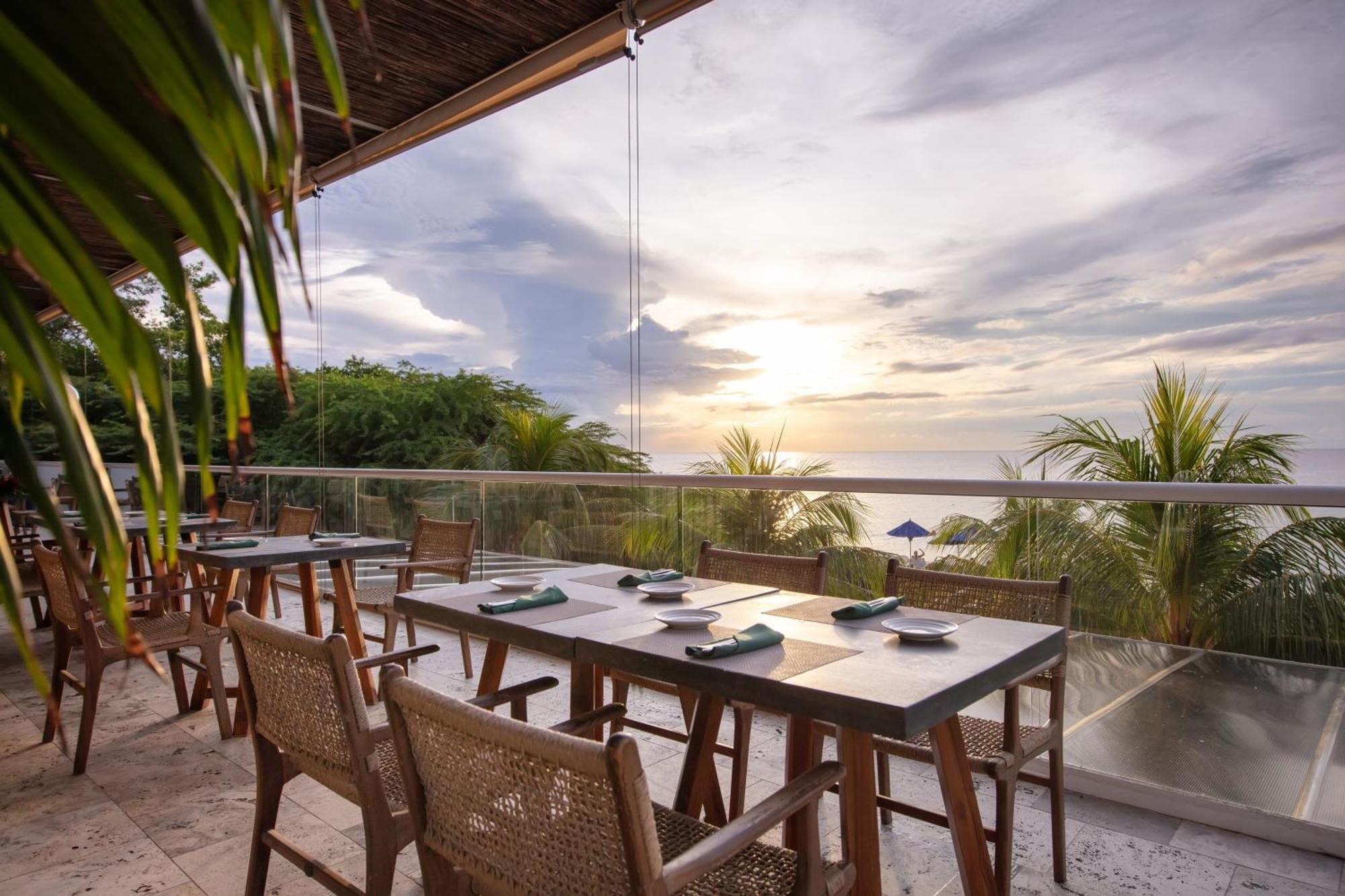 Santa Marta Marriott Resort Playa Dormida Exterior foto Sunset at the restaurant
