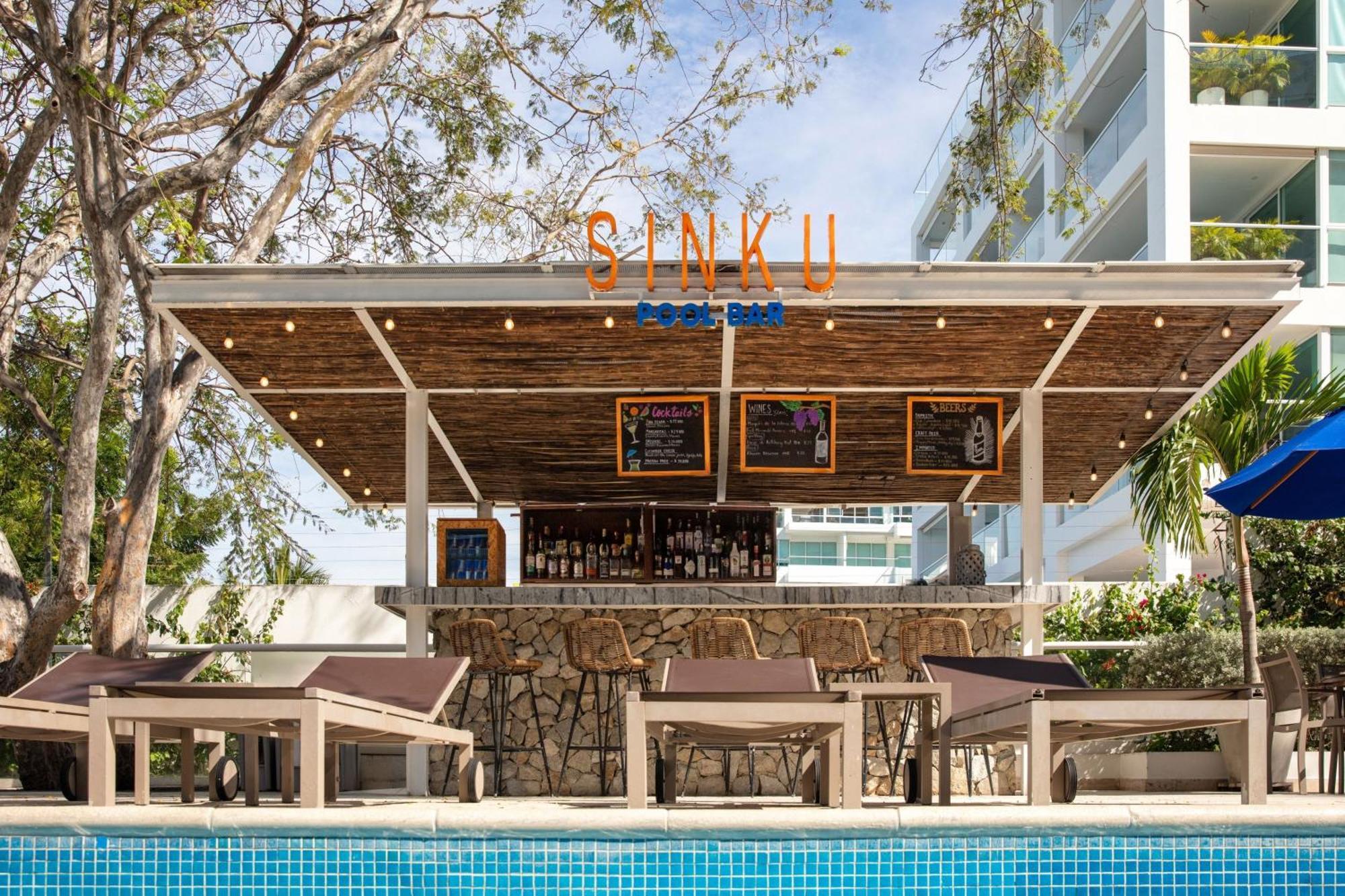 Santa Marta Marriott Resort Playa Dormida Exterior foto The pool bar at the hotel