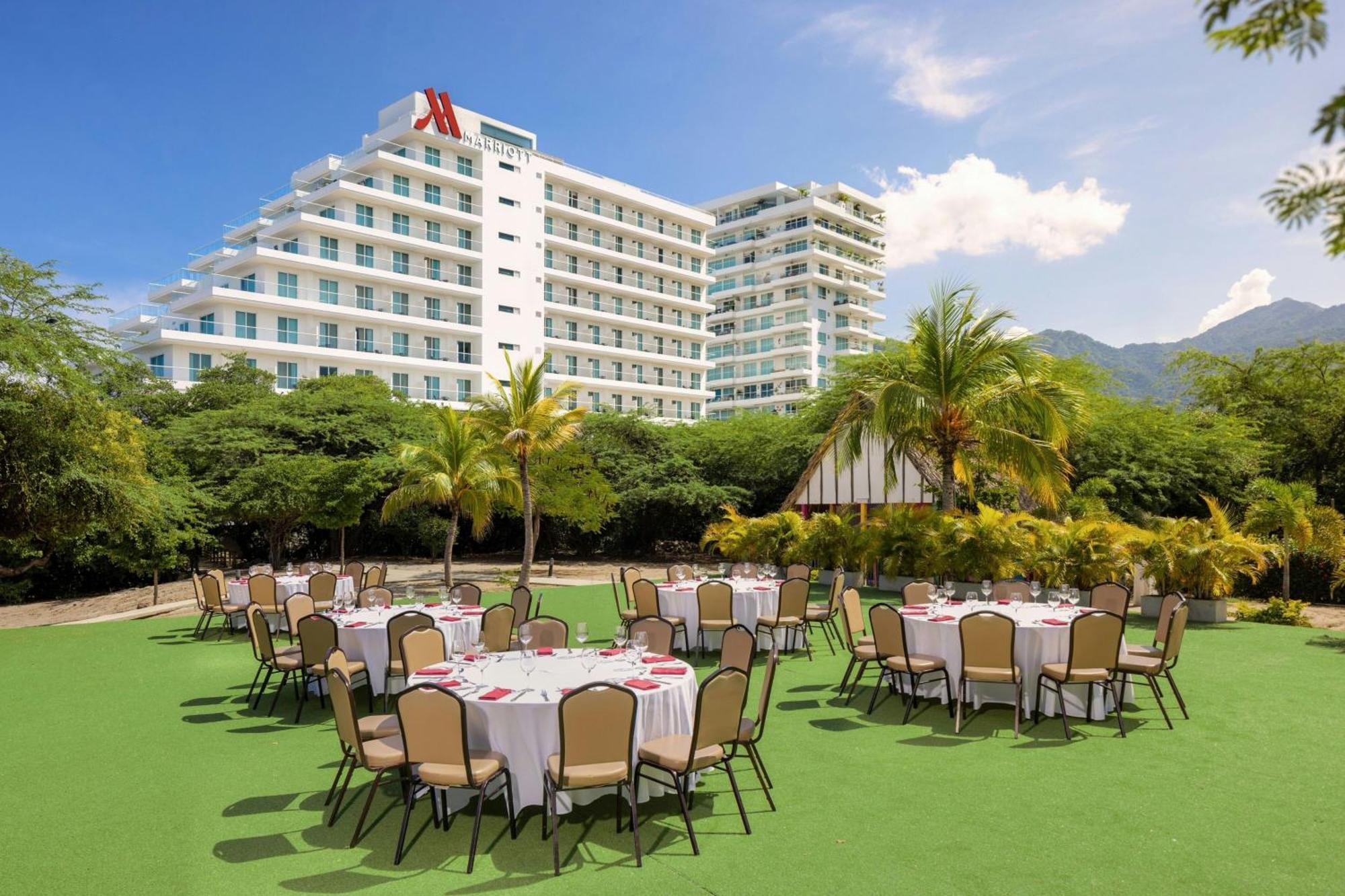Santa Marta Marriott Resort Playa Dormida Exterior foto The lawn at the hotel